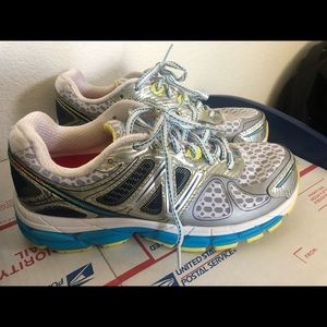 New balance running shoes 9 yellow and blue